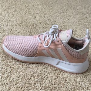 Women’s light pink Adidas running sneakers!
